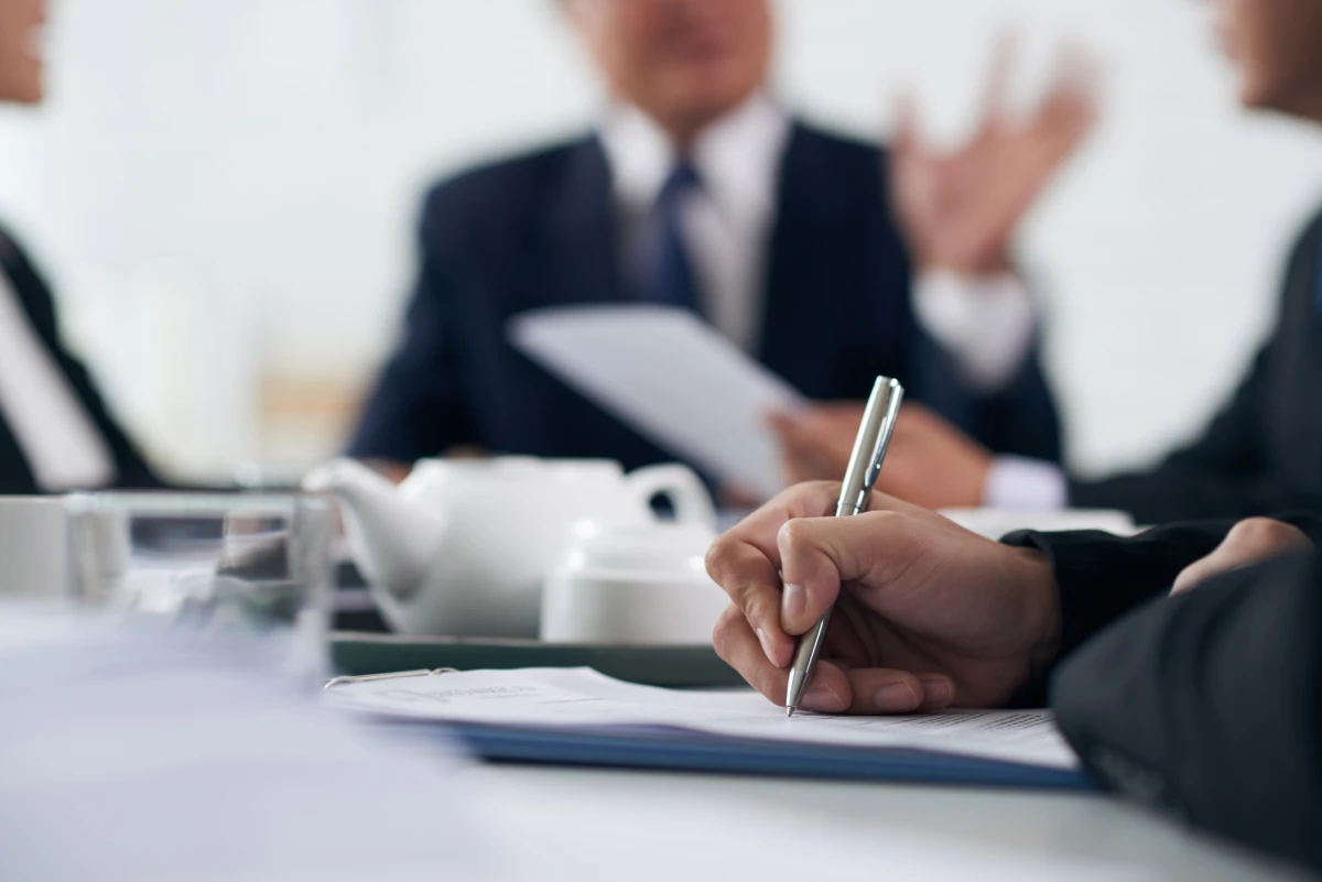 Le Dol en Droit des Contrats : Analyse et Conséquences